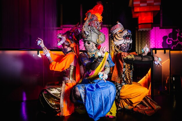 Le sourire festif peut danser en costume bleu montre sa performance Artistes du spectacle de mascarade de danse