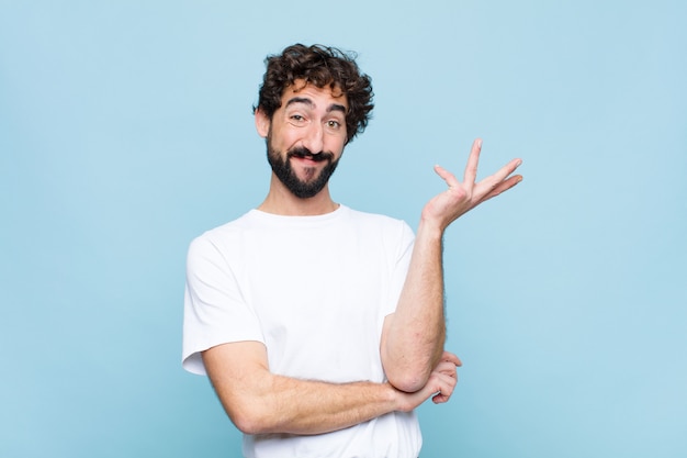 sourire fièrement et en toute confiance, se sentir heureux et satisfait et montrer un concept sur l'espace de copie