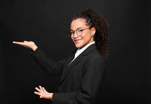 sourire fièrement et en toute confiance, se sentir heureux et satisfait et montrer un concept sur l'espace de copie