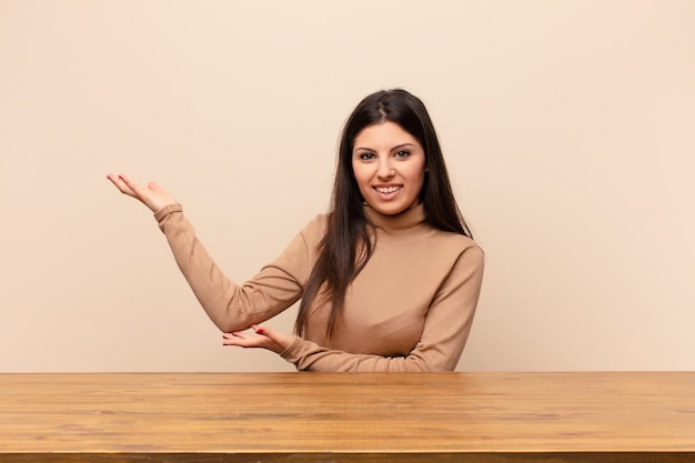 sourire fièrement et en toute confiance, se sentir heureux et satisfait et montrer quelque chose