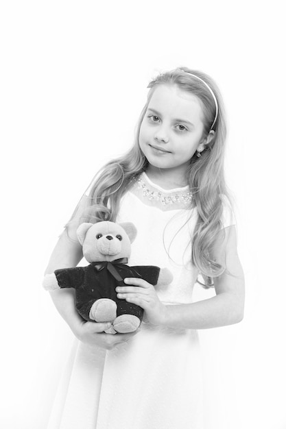 Sourire de fille avec cadeau de jouet doux Jeu d'enfant avec ours en peluche isolé sur blanc Célébration d'anniversaire d'anniversaire Concept d'enfance heureuse Cadeau de vacances et surprise