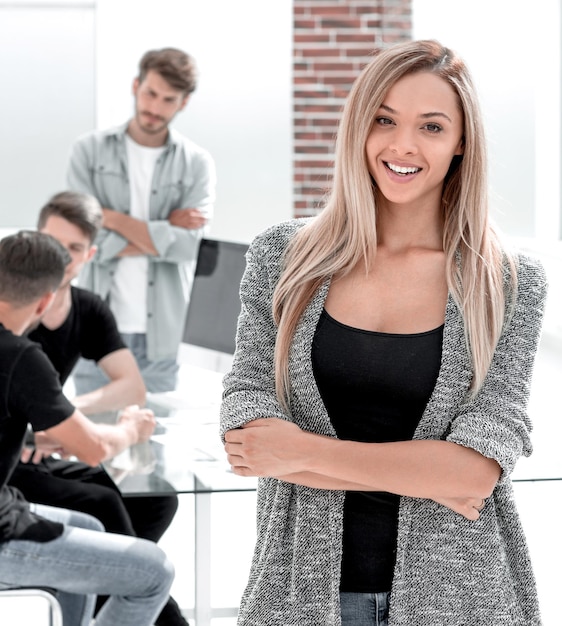 Sourire fille debout bras croisés sur sa poitrine