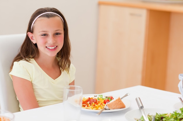 Sourire Fille Avec Dîner à La Table