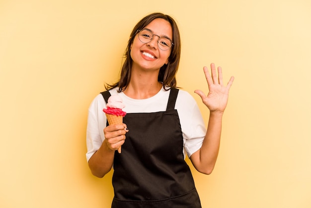 Sourire gai montrant le numéro cinq avec les doigts