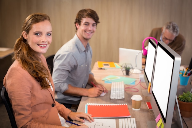 Sourire des gens d'affaires assis dans le bureau