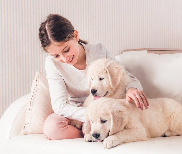 Sourire, girl, étreindre, chiots