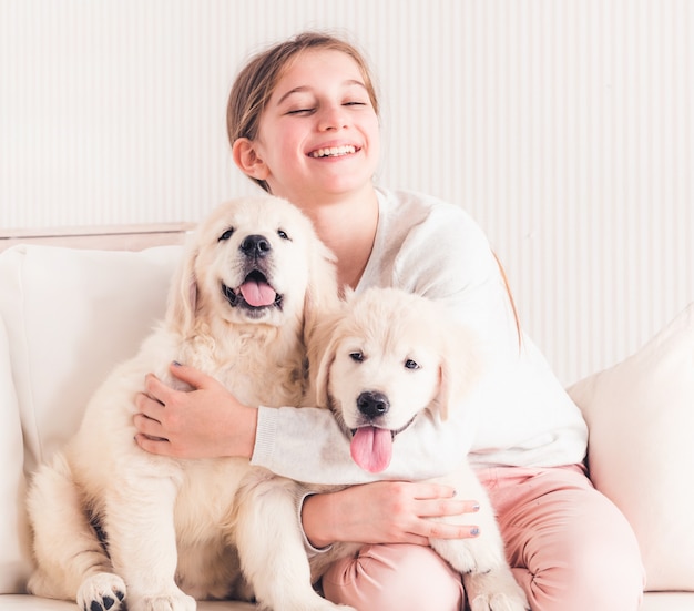 Sourire, girl, étreindre, chiots