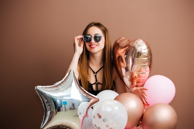 Sourire, heureux, brunette, mode, femme, tenue, ballons, poser, projectile studio