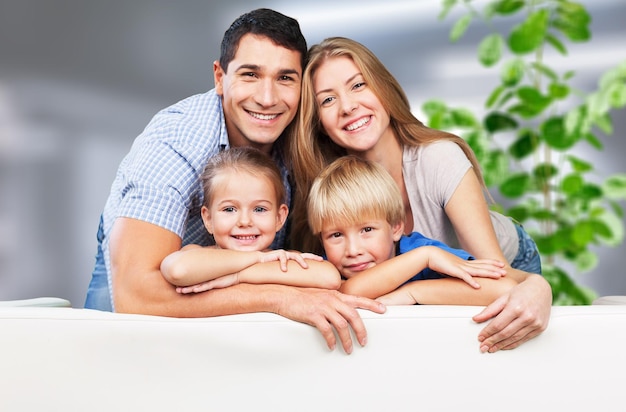 Sourire heureux famille vous cherche