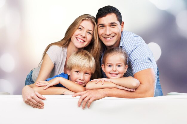 Sourire heureux famille vous cherche