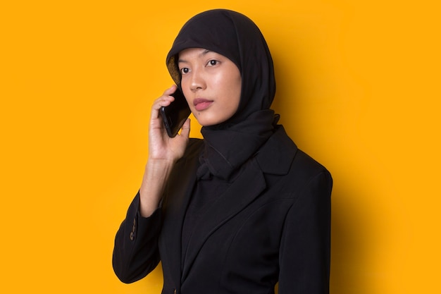 Sourire heureux femme d'affaires musulmane asiatique parler au téléphone