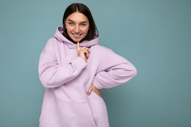 Photo sourire heureux jeune belle femme brune avec des émotions sincères