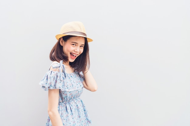 Sourire heureux jeune fille et joyeuse en robe bleue