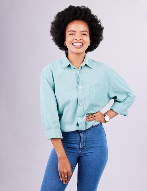 Sourire heureux et portrait de femme noire en studio pour la confiance positive et l'autonomisation Bonheur drôle et élégant avec visage de femme isolé sur fond gris pour jeune excité et fierté