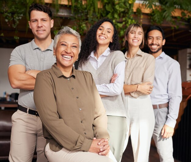 Photo sourire heureux et portrait de gens d'affaires au bureau avec confiance et amitié dans la diversité équipe de bonheur et groupe multiracial d'employés professionnels debout avec le gestionnaire sur le lieu de travail