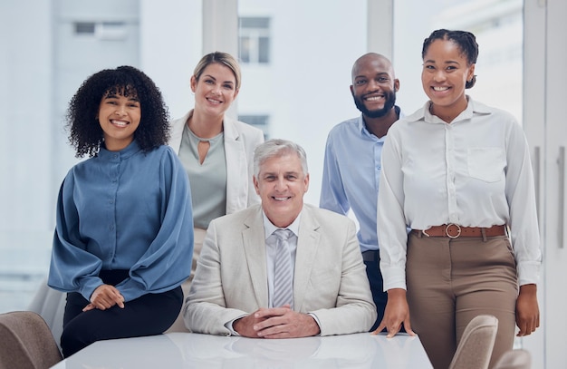 Sourire heureux et portrait de gens d'affaires au bureau pour la communauté d'entreprise et le soutien Travail d'équipe de la direction et solidarité avec un groupe d'employés dans la salle de réunion pour une planification ou une réunion en toute confiance