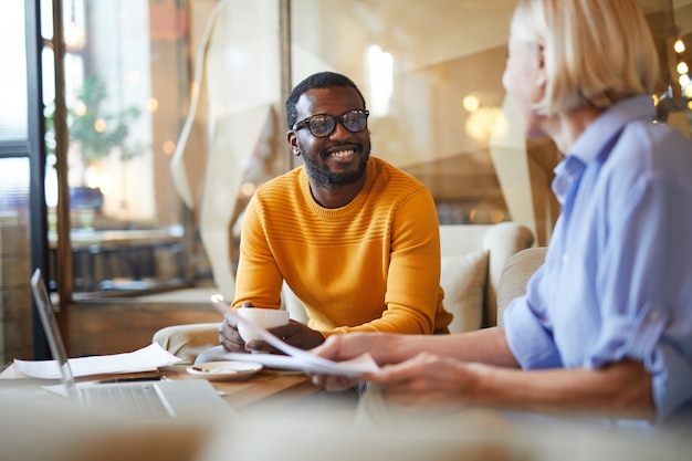 Sourire, homme africain, apprécier, réunion affaires