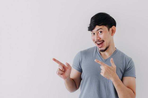 Sourire et homme heureux est fier de présenter et d'offrir pour une publicité