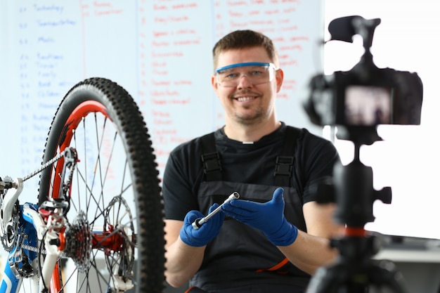 Sourire, homme, réparation, cycle montagne, à, clé