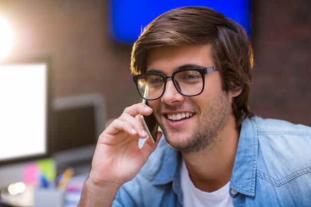 Sourire, jeune, conversation, téléphone, bureau