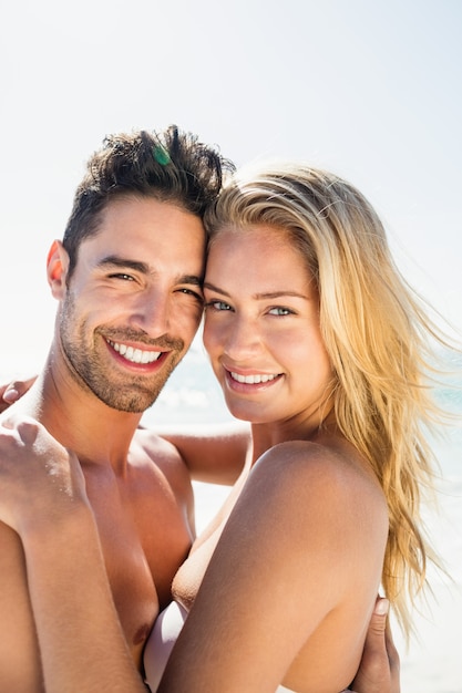 Sourire, jeune couple, étreindre