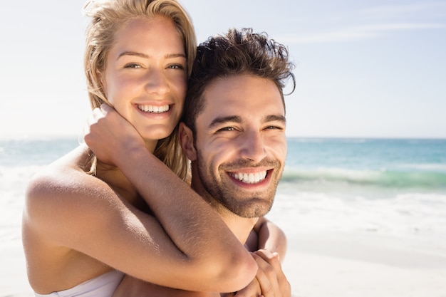 Sourire, jeune couple, étreindre