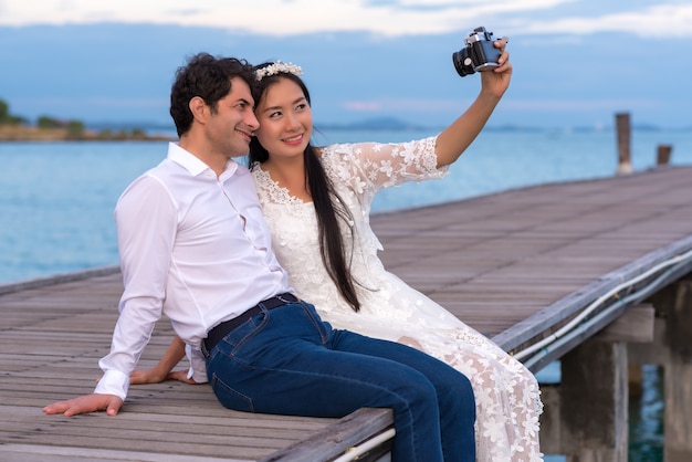 Sourire jeune couple faisant selfie