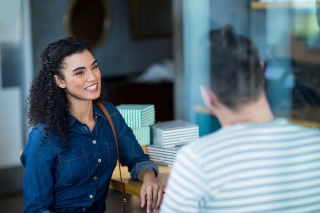 Sourire, jeune couple, interagir, dans, café