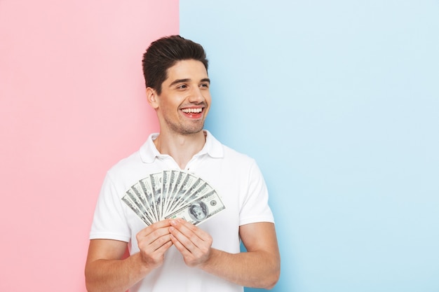 Sourire jeune homme debout isolé