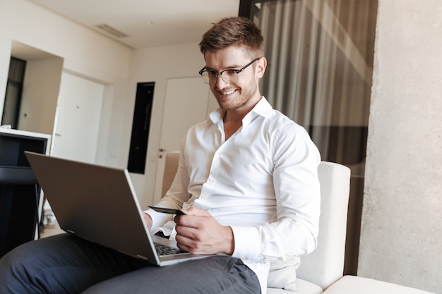 Sourire, jeune homme, tenue, carte crédit