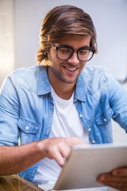 Sourire, jeune homme, utilisation, tablette numérique