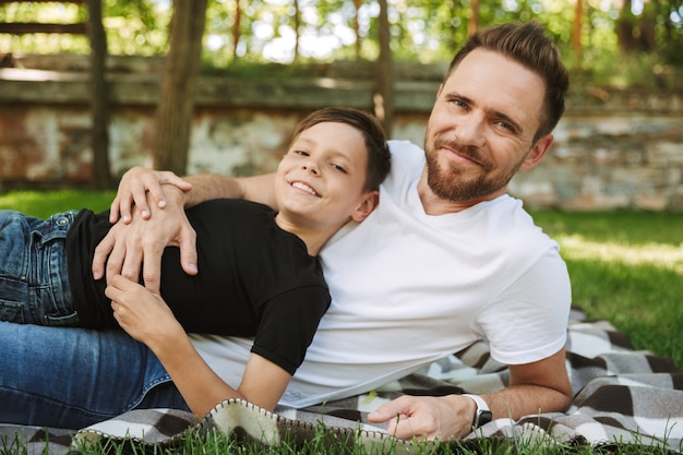 Sourire jeune père s'amuser avec son petit fils