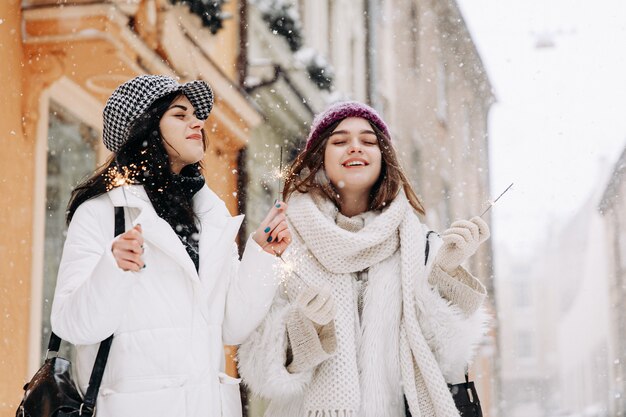 Sourire de jeunes femmes portant des vêtements d'hiver chauds bavardant