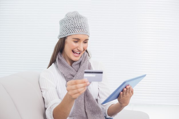 Sourire jolie brune avec chapeau d&#39;hiver sur l&#39;achat en ligne