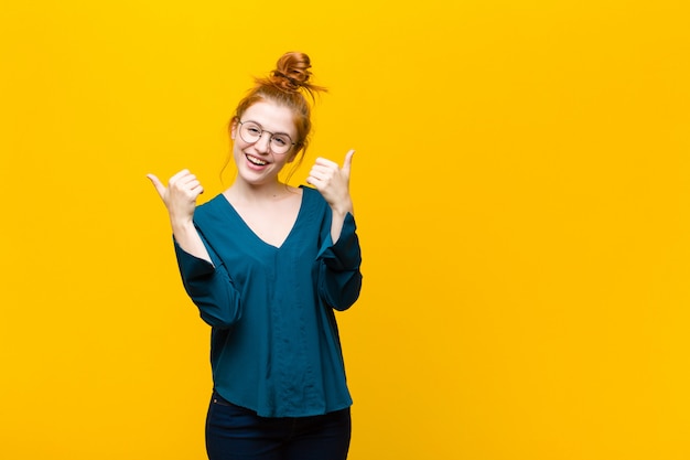 sourire joyeusement et avoir l'air heureux, se sentir insouciant et positif avec les deux pouces levés