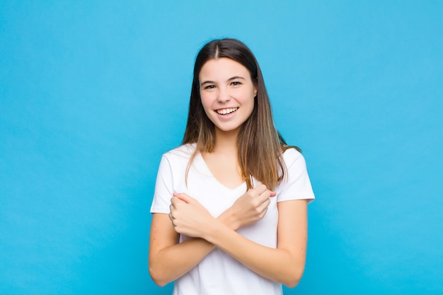 sourire joyeusement et célébrer, les poings serrés et les bras croisés, se sentir heureux et positif