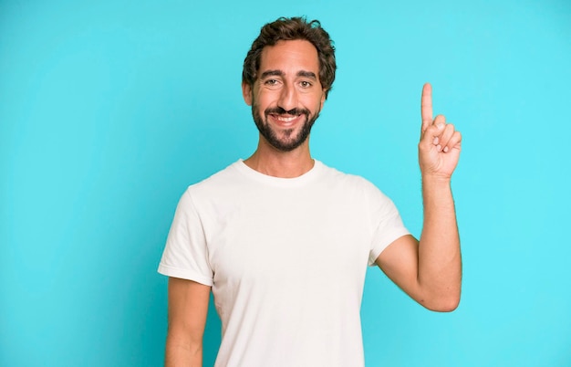 Sourire joyeusement et heureusement vers le haut avec une main pour copier l'espace
