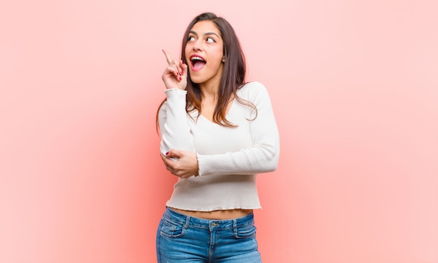 sourire joyeusement et regarder de côté, se demander, penser ou avoir une idée