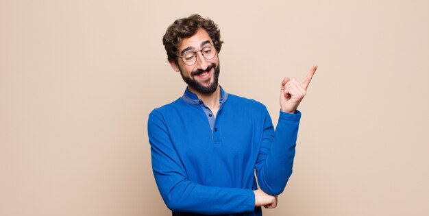 sourire joyeusement et regarder de côté, se demander, penser ou avoir une idée