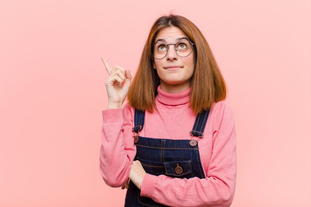 sourire joyeusement et regarder de côté, se demander, penser ou avoir une idée