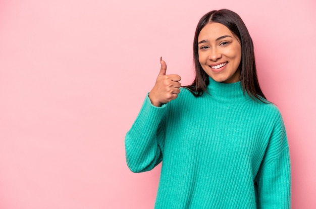 Sourire et lever le pouce en l'air