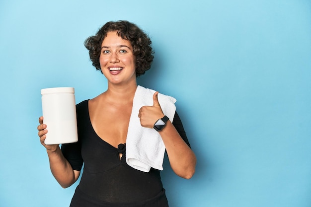 Sourire et lever le pouce en l'air