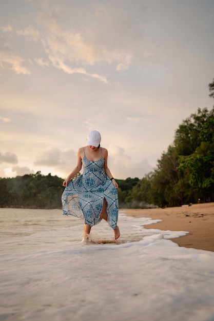 Sourire Liberté et bonheur femme asiatique sur la plage Elle profite de la nature sereine de l'océan pendant le voyage