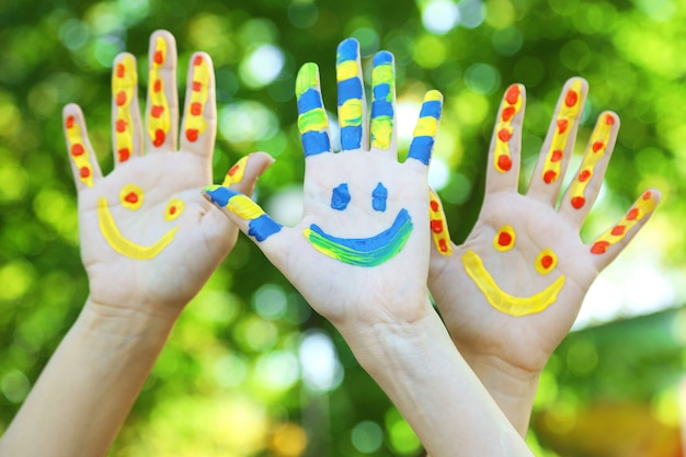 Sourire des mains colorées sur naturel