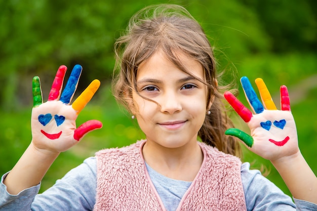 Sourire sur les mains d'un enfant qui dessine