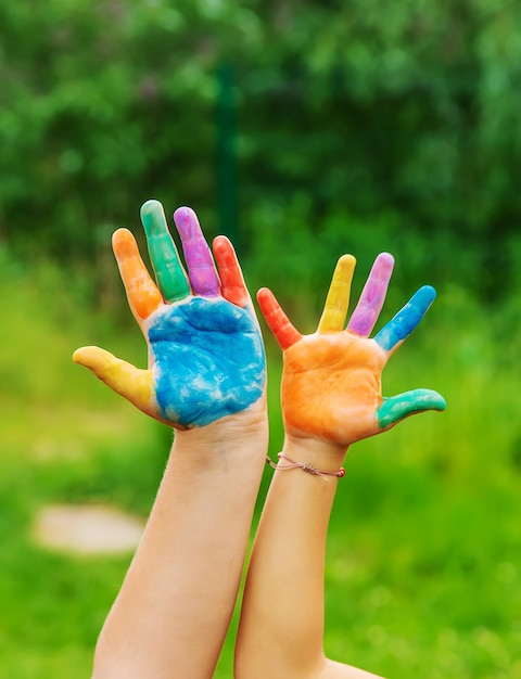 Photo sourire sur les mains d'un enfant qui dessine.