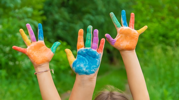 Sourire sur les mains d'un enfant qui dessine.