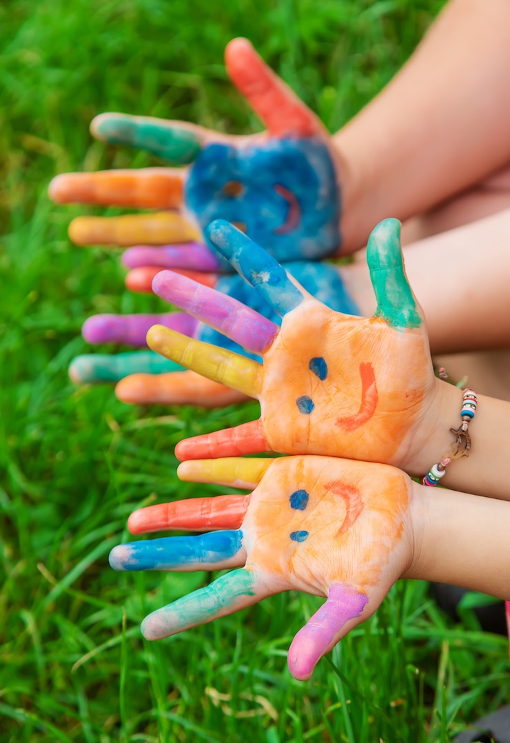 Photo sourire sur les mains d'un enfant qui dessine.