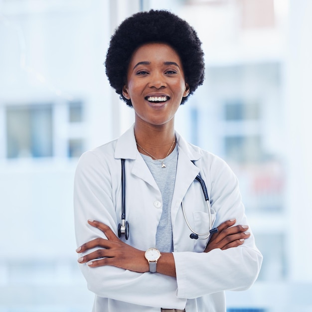 Sourire médical et heureux avec le portrait d'une femme noire pour expert en soins de santé et professionnel Médecine bien-être et chirurgien avec médecin à l'hôpital pour une confiance fière et une assurance-vie