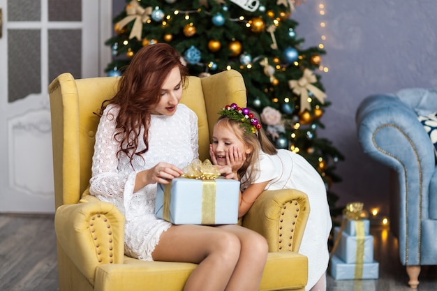 Sourire mère et fille avec boîte-cadeau